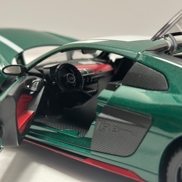 1/24 AUDI R8 V10 PLUS Supercar Metal Diecast Alloy HEADLIGHT AND REAR Green - Picture 6 of 9